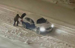 Yolda kalan araçları el birliğiyle çıkardılar