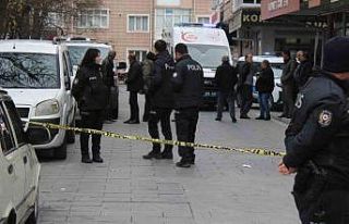 Yoldan geçenleri bıçakladı: 1’i ağır 3 yaralı