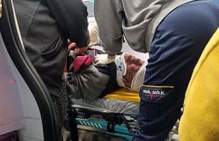 Yolun karşısına geçmek isterken otomobil çarptı:...