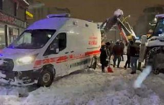 Yüksekova’da kara saplanan ambulansın imdadına...