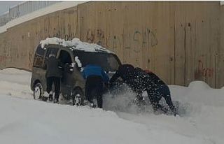 Yüksekova’da kara saplanan araç vatandaşlarca...