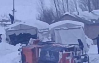 Yüksekova’da karla mücadele aracı devrildi