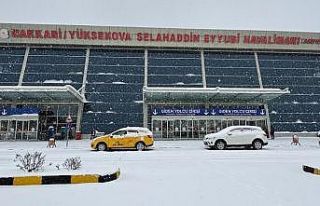 Yüksekova’da yoğun kar yağışı uçak seferlerini...