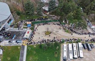 Yüzlerce metre kuyruk, herkes aynı şeyi istiyor