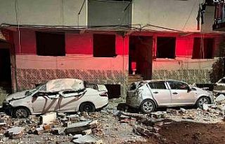 Zeytinburnu’nda binanın çatısından kopan parçalar...