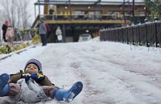 Zonguldak’ta çocuklar karda kayarak eğlendi