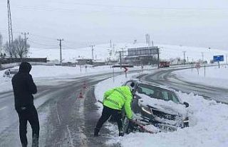 Zorlu kış şartlarında polislerden örnek müdahale