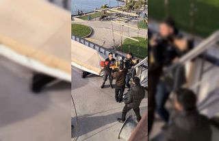 11 yaşındaki çocuk müze gemisinin merdivenlerinden...