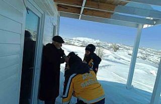 1 kilometrelik yolu yürüyerek hastaya ulaştılar