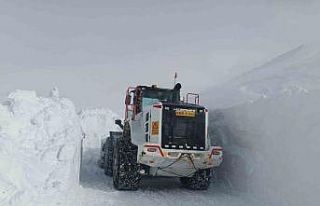 1 metreyi aşan karda yol açma mücadelesi