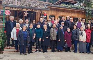 45 yıl önce aynı sırada oturan arkadaşlar kahvaltı...