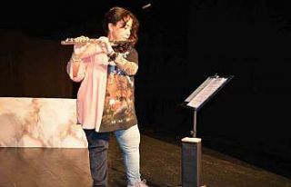 55 yaşında Biyologluğu bırakıp tiyatrocu oldu