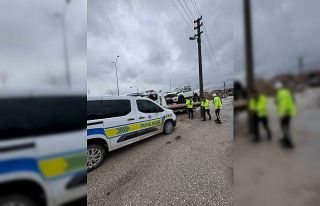 5 metrelik refüjden aşağı uçan araçta 3 kişi...