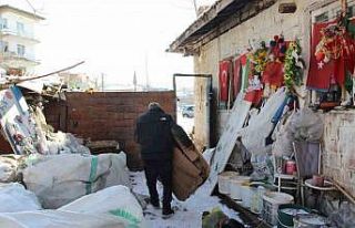 79 yaşındaki adamın bayrak hassasiyeti: Atık toplarken...