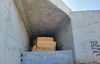 7 yıldır bitmeyen yolun köprü ayakları samanlığa...