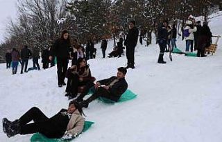 Adana usulü kayak festivali: Leğenle, bidonla, poşetle...