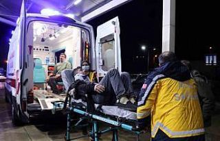 Adana’da fabrika işçilerini taşıyan minibüs...