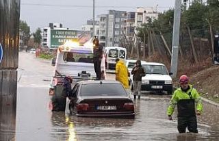 Adana’da sağanak hayatı felç etti: Araçlarında...