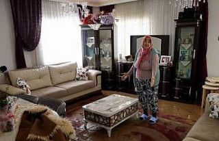 Adana’da selden geriye ıslak eşyalar, çamurlu...