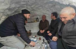 Adilcevaz’da esnaf biriken kardan çay evi yaptı