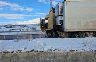 Adilcevaz’da karpuz yüklü tır kaza yaptı: 1...