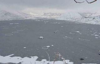 Adıyaman’da Çat Barajı’nın yüzeyi buz tuttu