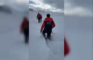 AFAD ekipleri yoğun kar altında 4 saat yürüyerek...