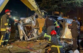 Ağaca çarpan otomobil hurdaya döndü, sürücüsü...