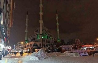 Ağrı’da çatıdan düşen buz sarkıtı yoldan...