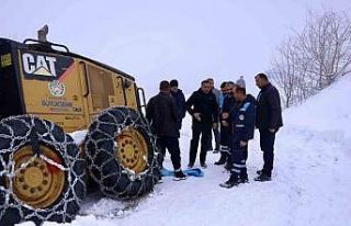 Akçadağ’da kar nedeniyle yoldan çıkan iş makinesi...