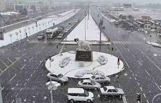 Aksaray yağan karla beyaza büründü