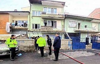 Aksaray’da 2 katlı binada yangın: 5 kişi dumandan...