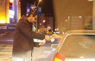 Aksaray’da karayolundaki kavşakta mendil satarak...