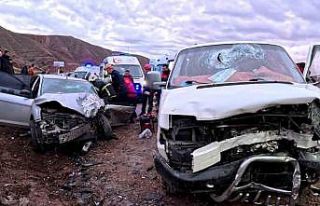 Aksaray’da minibüs ile otomobil kafa kafaya çarpıştı:...