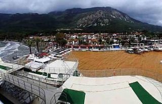 Akyaka’da denizin rengi kahverengiye döndü