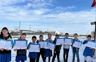 Akyaka’da köy okulunda öğrenciler karnelerini...