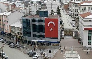 Alaca Belediyesi hizmet binasına dev Türk bayrağı...