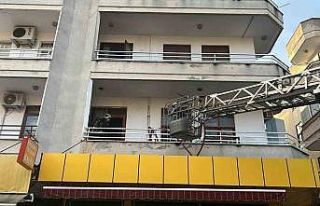 Alanya’da 3 katlı binada yangın paniği