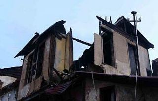 Alev alev yanan konaktan geriye duvarları kaldı