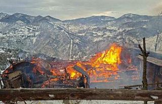 Alevlere teslim olan ahşap ev tamamen yandı