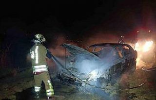 Alevlere teslim olan otomobil kullanılmaz hale geldi