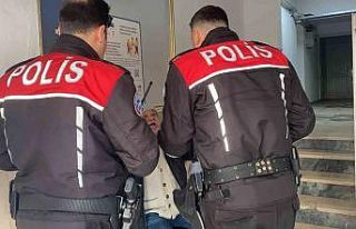 Alkollü bir vatandaş, yardım aldığı vakıfta...