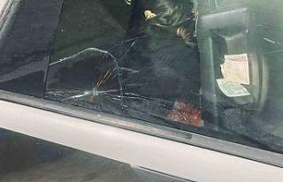 Alt geçitteki buz sarkıtı araç camını kırdı