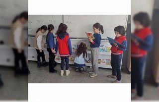 Altıntaş Zafer İlkokulu’nda sınıflara kitaplık...