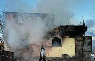 Amasya’da iki katlı ev çıkan yangında kullanılamaz...