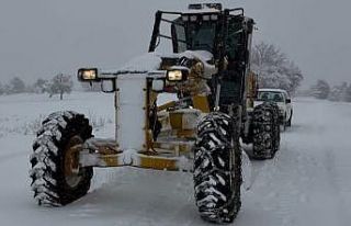 Amasya’da kardan kapalı köy yolu kalmadı: 180...