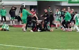Amatör maçta saha karıştı, yumruklar konuştu