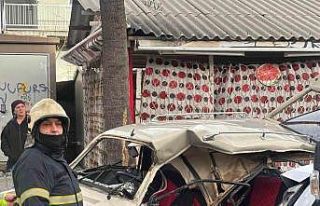 Ambulansla çarpışan otomobil hurdaya döndü: 2...