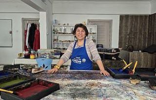 Ankaralı ebru sanatçısı geleneksel baskı sanatını...