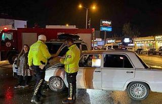 Antalya iki otomobilin çarpıştığı ve 3 kişinin...